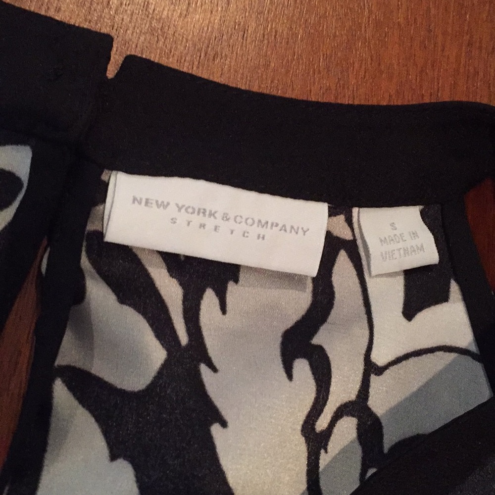 Black/Patterned top - Picture 4 of 4